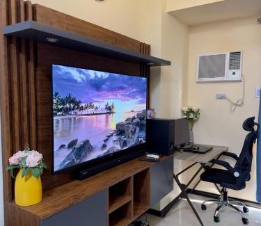Pasay Apartamento | Bayfront 1BR Condo in Pasay Manila with Wi-Fi, Netflix & Pool Access, Near NAIA Airport, Mall of Asia, OKADA, CCP & PICC