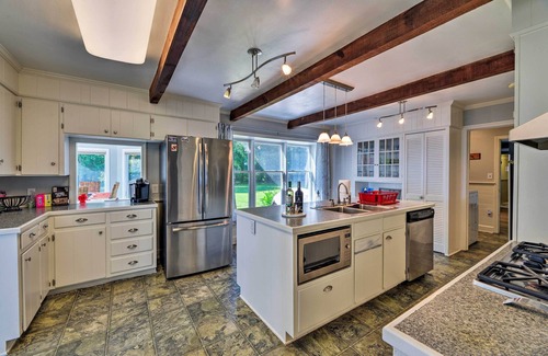 Chocowinity Casa | Frente al río Blounts Creek Home w / Dock & Beach!