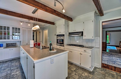 Chocowinity Casa | Frente al río Blounts Creek Home w / Dock & Beach!