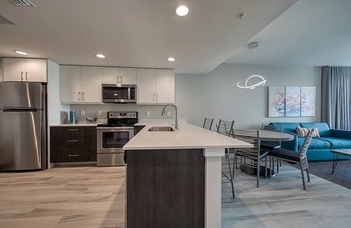 Treasure Island Hotel | Bayfront Charm in Treasure Island – 3 Stylish Suites Close to the Sand