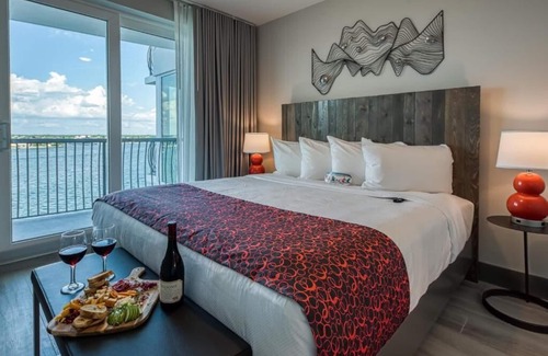 Treasure Island Hotel | Bayfront Charm in Treasure Island – 3 Stylish Suites Close to the Sand