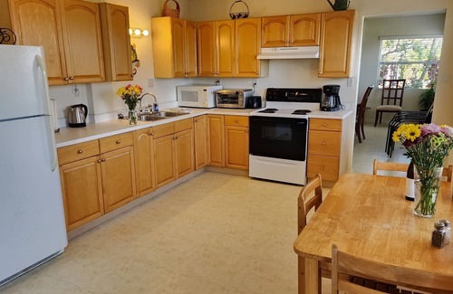 Laurel Villa | Bayfront Cottage a lo largo de Dona Bay, excelentes vistas y muelle privado