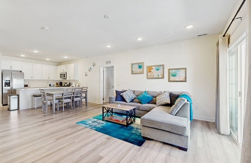 Rehoboth Beach Condominio | Gated Community with Pool, Elevator & Balcony Bay Views