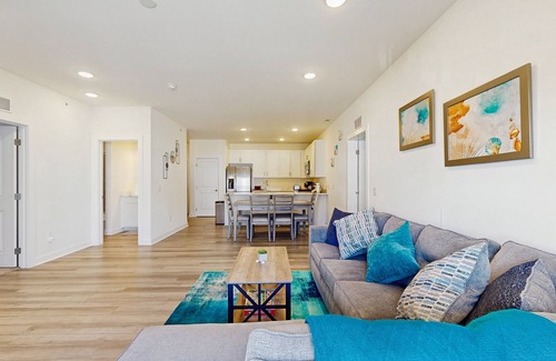 Rehoboth Beach Condominio | Gated Community with Pool, Elevator & Balcony Bay Views