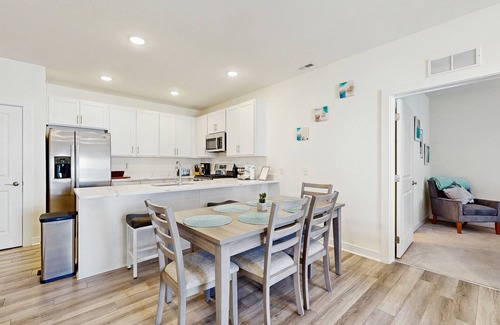 Rehoboth Beach Condominio | Gated Community with Pool, Elevator & Balcony Bay Views
