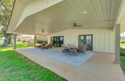 Ono Island Casa | Bayfront Gem Patio and Fire Pit in Pensacola