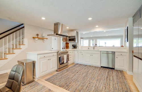 Plymouth Casa | Bayfront Home with Deck - 4 Mi to Downtown Plymouth!