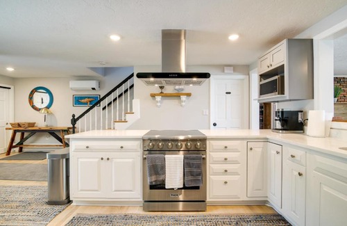 Plymouth Casa | Bayfront Home with Deck - 4 Mi to Downtown Plymouth!
