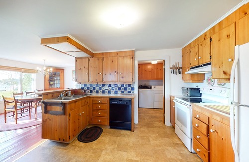 Port Clyde Casa | Bayfront house on Port Clyde Harbor with views, hot tub, beach access