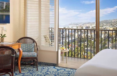 Crown Point Hotel | Bayfront King Room Escape | Catamaran Hotel & Spa Retreat