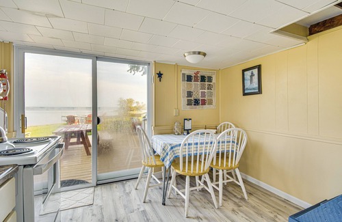 Red Creek Cabaña | Blind Sodus Bay Family Cottage w / Dock y Fire Pit!