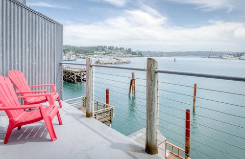 Historic Bayfront Apartamento | Bayfront Studio Boasts Bay and Ocean View Spa Tub, Fireplace, and Private Deck!