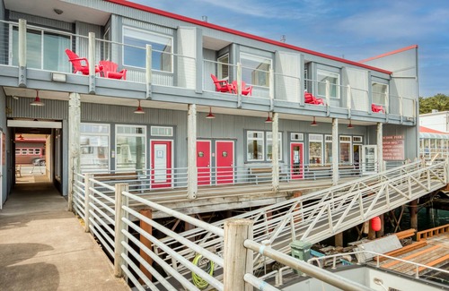 Historic Bayfront Apartamento | Bayfront Studio Boasts Bay and Ocean View Spa Tub, Fireplace, and Private Deck!