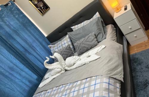 Pasay Apartamento | Bayfront Suite in Pasay, Manila Near NAIA Terminal, PICC, Star City, MOA and US Embassy - Pet-Friendly, Free Pool, Wi-Fi & Netflix