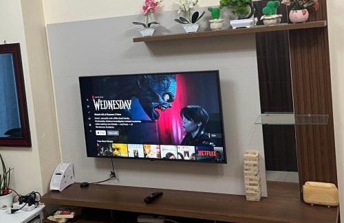Pasay Apartamento | Bayfront Suite in Pasay, Manila Near NAIA Terminal, PICC, Star City, MOA and US Embassy - Pet-Friendly, Free Pool, Wi-Fi & Netflix