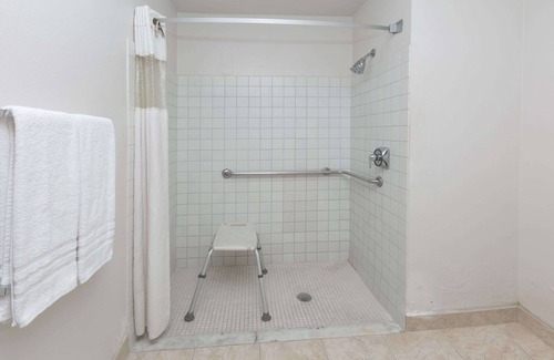 Arlington Hotel | Baymont by Wyndham Arlington At Six Flags Dr