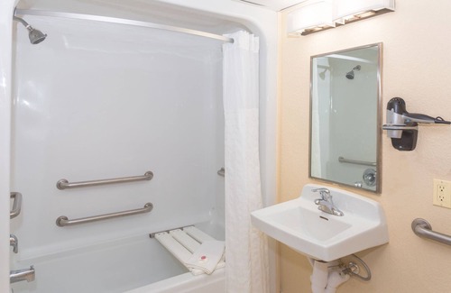 Bonita Springs Hotel | Baymont by Wyndham Bonita Springs Naples North