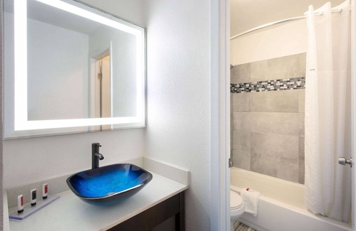 Charlotte Hotel | Baymont by Wyndham Charlotte University