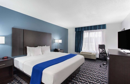 Charlotte Hotel | Baymont by Wyndham Charlotte University