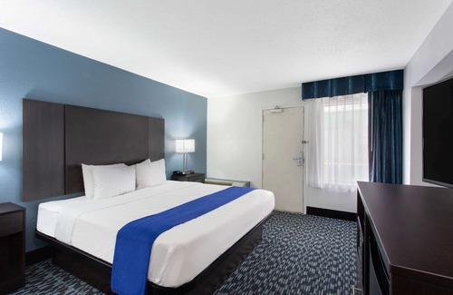 Charlotte Hotel | Baymont by Wyndham Charlotte University