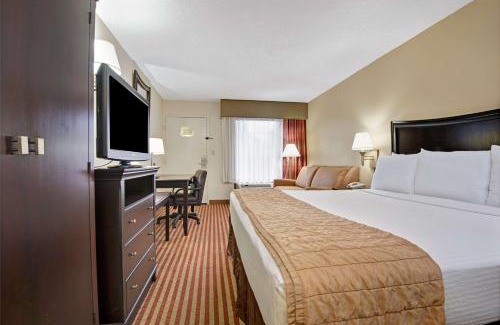 Merry Oaks Hotel | Baymont by Wyndham Nashville Airport