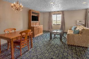 Oshkosh Hotel | Baymont by Wyndham Oshkosh Airport
