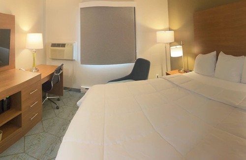 Oshkosh Hotel | Baymont by Wyndham Oshkosh Airport
