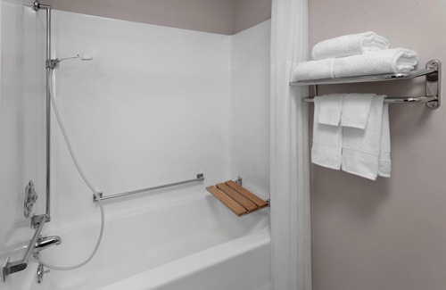 Oshkosh Hotel | Baymont by Wyndham Oshkosh Airport