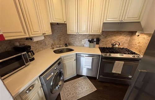 Bayonne Apartamento | Bayonne 2BR: 15 Min to NYC, Pets OK, Parking Available