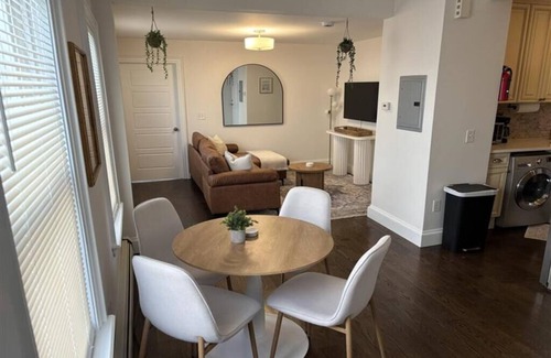 Bayonne Apartamento | Bayonne 2BR: 15 Min to NYC, Pets OK, Parking Available