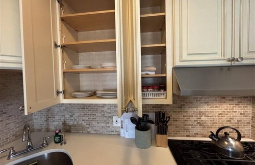 Bayonne Apartamento | Bayonne 2BR: 15 Min to NYC, Pets OK, Parking Available