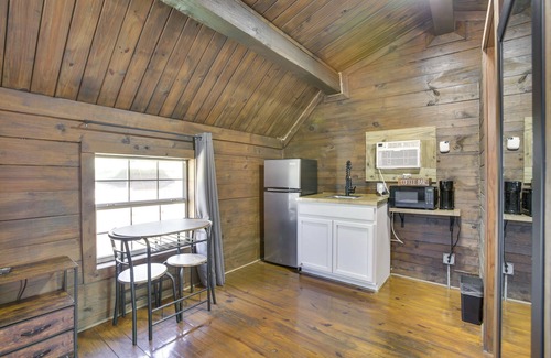 Crown Point Apartamento | Bayou Cabin w/ Heated Pool Access Near NOLA!