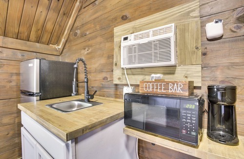 Crown Point Apartamento | Bayou Cabin w/ Heated Pool Access Near NOLA!