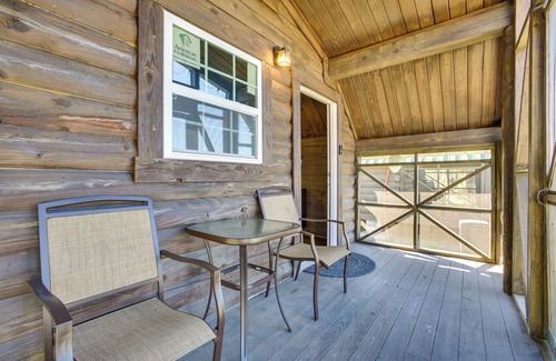 Crown Point Apartamento | Bayou Cabin w/ Heated Pool Access Near NOLA!