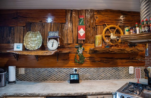 New Iberia Cabina | Cajun oasis en el centro de New Iberia en BayouTeche. ¡Mascota amigable! Votado mejor B&B 2016