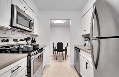 SoHo Apartamento | Bayshore Charm | Pool, Gym & Free Parking & more!