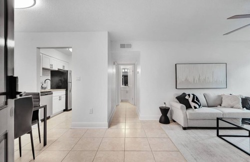 SoHo Apartamento | Bayshore Charm | Pool, Gym & Free Parking & more!
