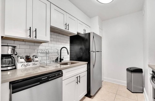SoHo Apartamento | Bayshore Charm | Pool, Gym & Free Parking & more!