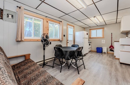 Wiarton Cabina | Bayshore Cottages: The Hawaii