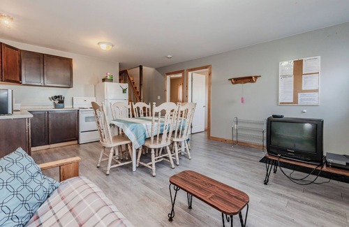 Wiarton Cabaña | Bayshore Cottages: The Hukilau