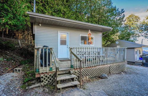Wiarton Cabaña | Bayshore Cottages: The Molokai