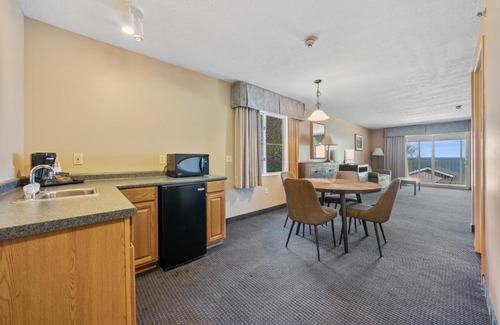 Put-in-Bay Hotel | BayShore Family Suite #300