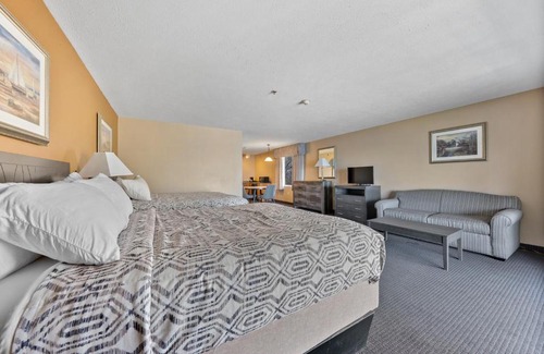 Put-in-Bay Hotel | BayShore Family Suite #300