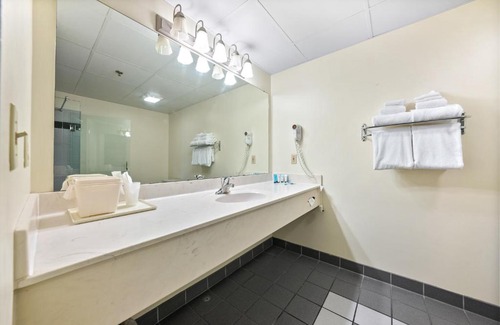 Put-in-Bay Hotel | BayShore Family Suite #300