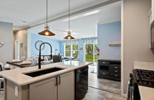 Brussels Casa | Bayside Bear - Lakefront Paradise! Hot Tub, Canoe & Family Fun