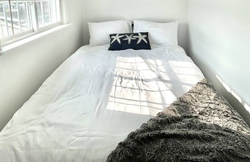 Buzzards Bay Cabaña | Bayside studio cottage on Buttermilk Bay, steps to the private sandy beach.