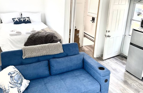 Buzzards Bay Cabaña | Bayside studio cottage on Buttermilk Bay, steps to the private sandy beach.