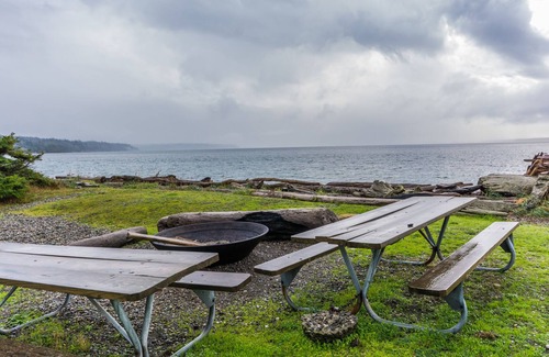 Coupeville Casa | Bayview getaway with WiFi, furnished deck, washer/dryer, & gas grill