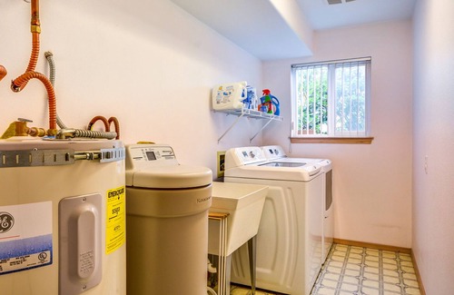 Coupeville Casa | Bayview getaway with WiFi, furnished deck, washer/dryer, & gas grill