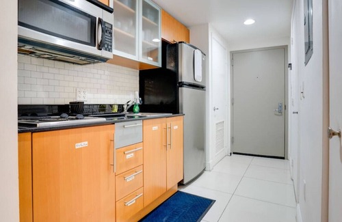Edgewater Condominio | Bayview Grand Studio Apt w/Private Balcony